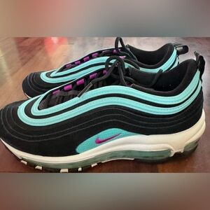 Women size 8 Nike Vapormax
